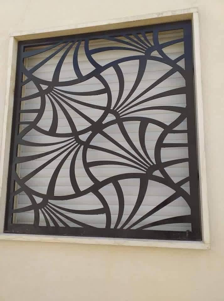 شباك حديد بتفاصيل هندسية في مكة